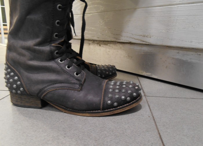 uncoded_steps_shoe_blog_boots-with-studs_shelley_lewis_1