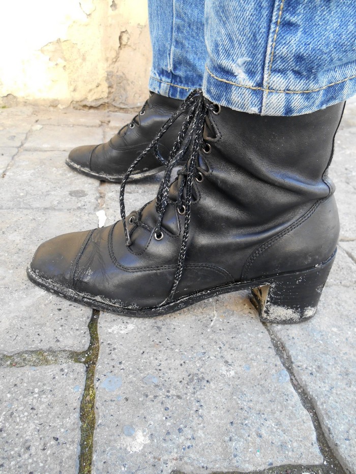 uncoded-steps_shoe-blog_mine-danielle-yaor-rietveld-t-shirt-design_shelley-lewis_1b